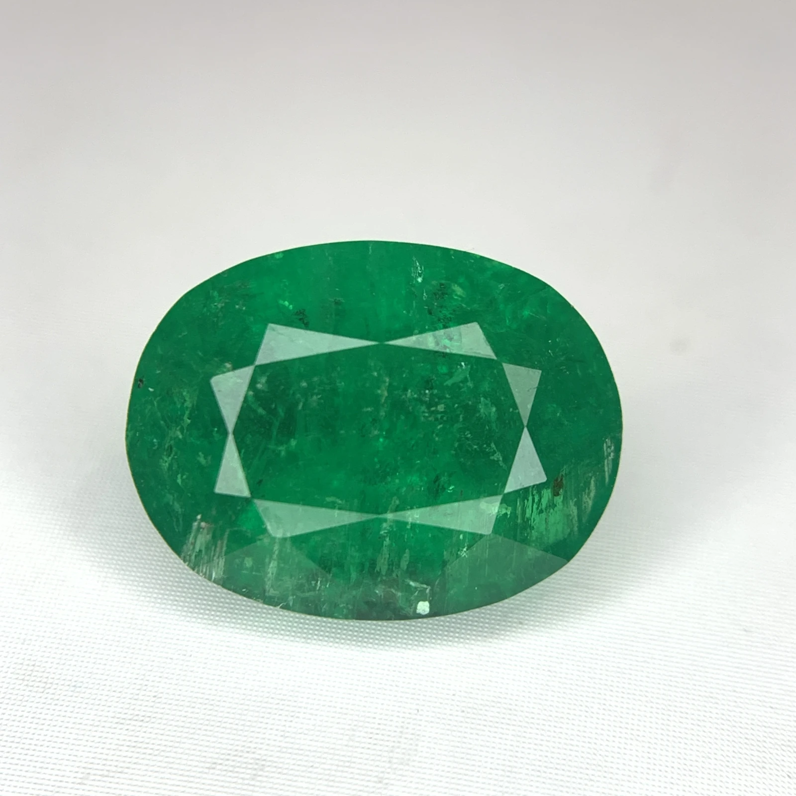 Natural 4.70 Carat Vivid Green Emerald Zambia Faceted Loose Gemstone — view 15